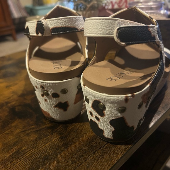 Stylish Cow Print Wedge Corkys - Picture 4 of 6